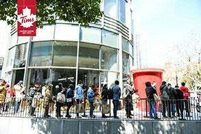 Tim Hortons® Shanghai lineup of people around corner of restaurant